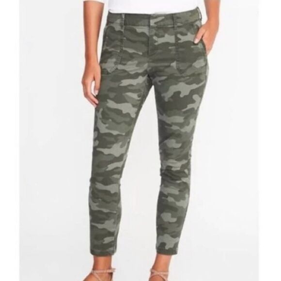 Old Navy Pants - 🌞💜Old Navy Green Camouflage Pixie Pants Size 6/28